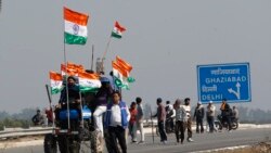Agricultores indianos bloqueiam estradas