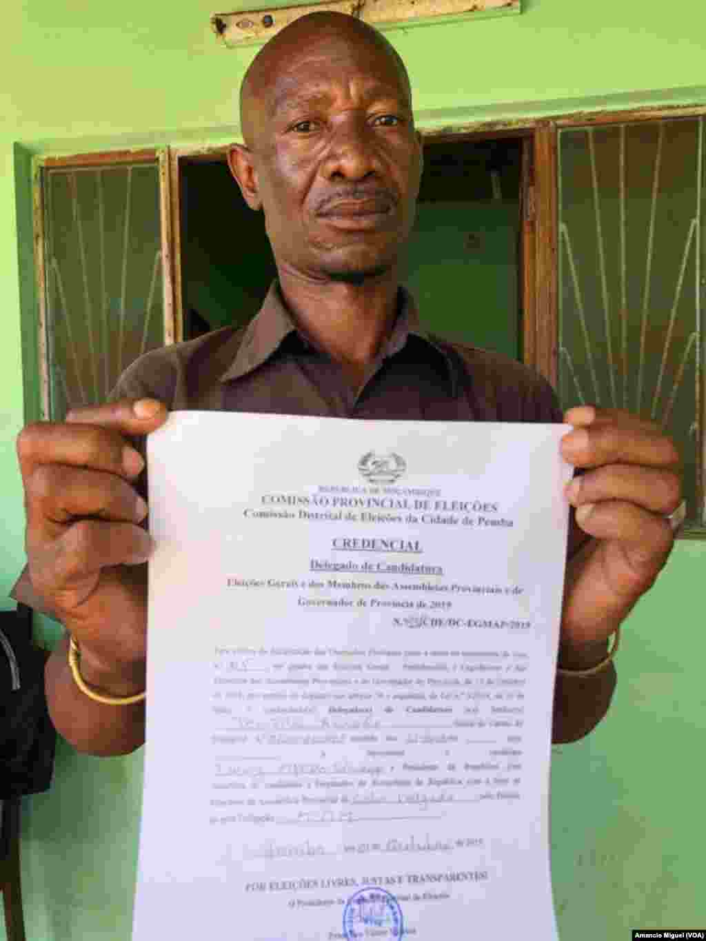 Membro de Assembleia de voto exibe credencial em Pemba, Cabo Delgado. Moçambique vai a votos a 15 de Outubro 2019