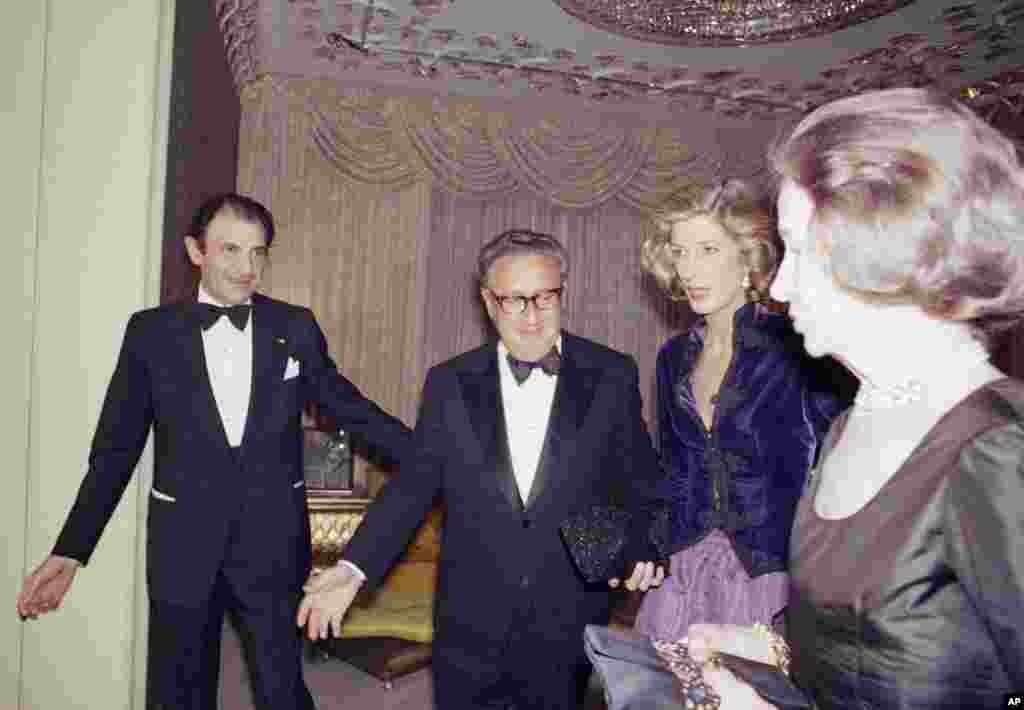 مهمانی سفیر ایران با حضور اردشیر زاهدی (چپ)، میزبان هنری کسینجر (نفر وسط) وزیر خارجه ایالات متحده در دولتهای ریچارد نیکسون و جرالد فورد در ۲۴ دی ۱۳۵۵.