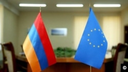 亚梅尼亚（左）和欧盟（右）的旗帜