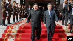 北韓領導人金正恩(左)和南韓總統文在寅(右)今年兩人5月27日在這個停戰村舉行了第二次會談。