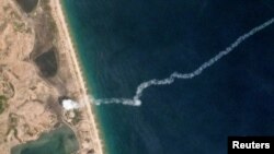 북한이 지난 4일 원산 인근에서 미사일을 쏘아올릴 당시 나온 것으로 보이는 비행연기가 위성사진에 포착됐다.