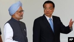 中国总理李克强(右)和印度总理曼莫汉·辛格(左)(资料照片)