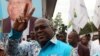 Felix Tshisekedi, chef de la principale opposition congolaise, l'Union pour la démocratie et le progrès social (UDPS), fait des gestes à ses partisans dans la municipalité de Limete, Kinshasa, le 24 avril 2017. 