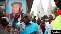 Felix Tshisekedi, chef de la principale opposition congolaise, l'Union pour la démocratie et le progrès social (UDPS), fait des gestes à ses partisans dans la municipalité de Limete, Kinshasa, le 24 avril 2017. 