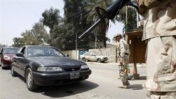 به دنبال حمله به روستایی در جنوب بغداد، سربازان عراقی در پایتخت عراق اتومبیل ها را در ایستگاه های بازرسی متوقف می کنند