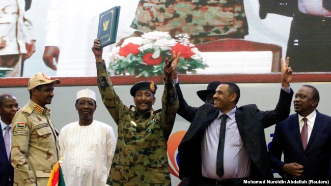 苏丹军事委员会8月17日在首都喀土穆与抗议活动领导人签署权力分享协议。