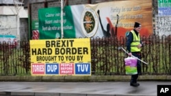 Čovek prolazi pored postera o Bregzitu u Belfastu, Severna Irska, februar 2017.