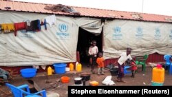Crianças à entrada de uma tenda no campo de refugiados de Cacanda, no Dundo, Lunda Norte, Angola