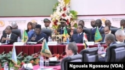 Le président Denis Sassou N’Guesso du Congo, troisième sur la première rangée à partir de la gauche et ses homologues du Niger, Mohamed Issoufou, premier à partir de la gauche, du Tchad, Idriss Deby Ithno, deuxième à partir de la gauche et le Mauritanien Ould Aziz lors d’un sommet sur la Libye à Brazzaville, 27 janvier 2017. (VOA / Ngouela Ngossou)