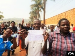 Besigye supporters make their way down to the main road. Arrests followed not long after. (L. Paulat/VOA)