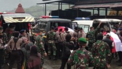 Pangdam XVII/Cenderawasih Mayjen TNI Herman Asaribab dan Kapolda Papua Irjen Pol. Paulus Waterpauw ikut menerima tiga jenazah personel Polri dan dua korban luka-luka di Pangkalan Udara Silas Papare, Sentani, Jayapura, Papua, Minggu, 12 April 2020. (Foto: