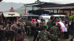 Pangdam XVII/Cenderawasih Mayjen TNI Herman Asaribab dan Kapolda Papua Irjen Pol. Paulus Waterpauw ikut menerima tiga jenazah personel Polri dan dua korban luka-luka di Pangkalan Udara Silas Papare, Sentani, Jayapura, Papua, Minggu, 12 April 2020.