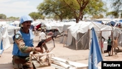 Seorang tentara penjaga perdamaian tengah berjaga di sekitar tenda penampungan pengungsi di kota Bor, negara bagian Jonglei, Sudan Selatan (Foto: dok). China mengirimkan 1.800 tentara untuk bergabung dengan pasukan penjaga perdamaian PBB di wilayah ini.