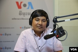 May Titthara, executive director of the newly formed Cambodia Journalists Alliance that aims to especially help independent journalists, joins an interview at VOA Khmer studio in Phnom Penh, after his group officially received a license October 22, 2019. (Sophat Soeung/VOA Khmer)