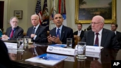 El presidente Barack Obama y el vicepresidente, Joe Biden, se reunieron en la Casa Blanca con los miembros del panel.