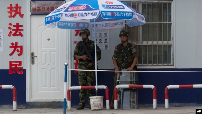 中国武警在新疆阿克苏市站岗值勤。 （资料照片）