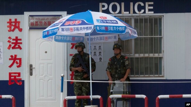 在新疆阿克苏执勤的武警 (美联社)