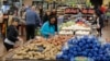 Arhiva: Ljudi kupuju hranu dan pred Dana zahvalnosti, u prodavnici Volmart u Las Vegasu, 27. novembra 2019.