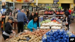 Người dân mua sắm cho ngày Lễ Tạ Ơn tại một siêu thị Walmart ở Las Vegas. Giá cả tăng cao khiến bữa tiệc Lễ Tạ Ơn năm nay đắt đỏ hơn những năm trước 