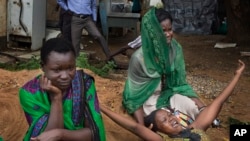 ARSIP – Dalam foto yang diambil tanggal 24 Mei 2014 ini keluarga Samuel Moro, 30 tahun berduka setelah kematiannya akibat wabah kolera, di luar bangsal isolasi kolera di Juba Teaching Hospital di ibukota Sudan Selatan, Juba (foto: AP Photo/Matthew Abbott/arsip)