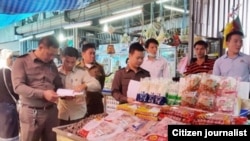 ເຈົ້າໜ້າທີ່ ລາວ ກວດກາລາຄາສິນຄ້າຕາມທ້ອງຕະຫຼາດ.