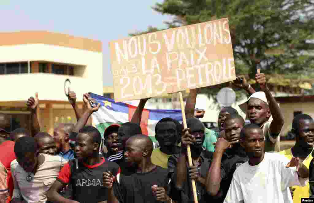 Supporters of Central African Republic President Francois Bozize demonstrate at the airport in Bangui, December 30, 2012. 