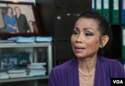 Kun Lum Ang, head of CNRP Women's Movement talks to the press during a one day women empowerment workshop for CNRP's women commune councilors at CNRP's headquarter in Phnom Penh on Wednesday, August 10, 2016. (Leng Len/VOA Khmer)