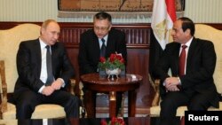 Presiden Rusia Vladimir Putin (kiri) dan Presiden Mesir Abdel Fattah el-Sisi ketika bertemu di Kairo, 9 Februari 2015 lalu (foto: dok).