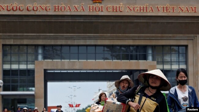 Phụ nữ Trung Quốc mang vác hàng hóa từ cửa khẩu Móng Cái sang Trung Quốc.