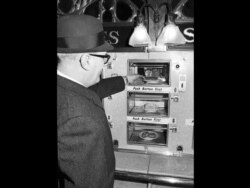 Seorang pelanggan membeli sepotong pizza di sebuah restoran otomat di Philadelphia, Pennsylvania, 1 Desember 1968. (AP)