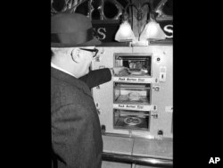Seorang pelanggan membeli sepotong pizza di sebuah restoran otomat di Philadelphia, Pennsylvania, 1 Desember 1968. (AP)