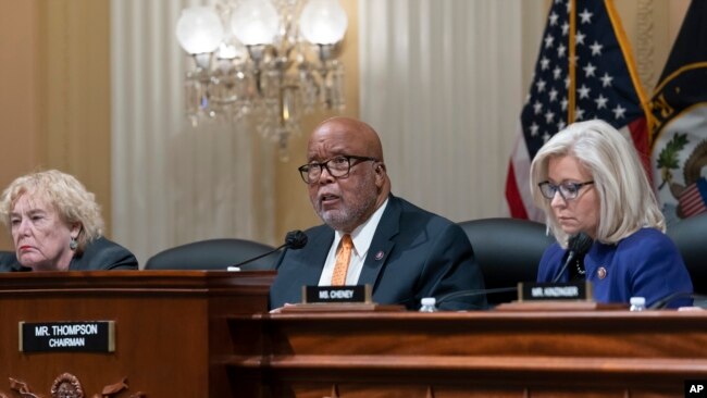 El presidente Bennie Thompson, demócrata por Mississippi, flanqueado por la representante Zoe Lofgren, demócrata por California., a la izquierda, y la vicepresidenta Liz Cheney, republicana por Wyoming, habla como el comité selecto de la Cámara encargado de investigar el ataque del 6 de enero contra el Capitolio. se reúne en Washington, el 19 de octubre de 2021.