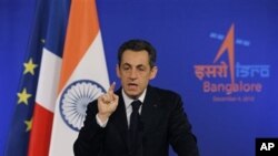 ປະທານາທິບໍດີຝຣັ່ງ ທ່ານ Nicolas Sarkozy ກ່າວຄໍາປາໃສທີ່ອົງການຄົ້ນຄ້ວາດ້ານອາວະກາດຂອງອິນເດຍ (ISRO) ໃນເມືອງ Bangalore, ວັນເສົາ ທີ 4 ທັນວາ 2010. (AP Photo/Christophe Ena, Pool)
