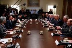 도널드 트럼프 미국 대통령과 문재인 한국 대통령이 30일 워싱턴 백악관에서 단독정상회담에 이어 확대정상회담을 개최했다.