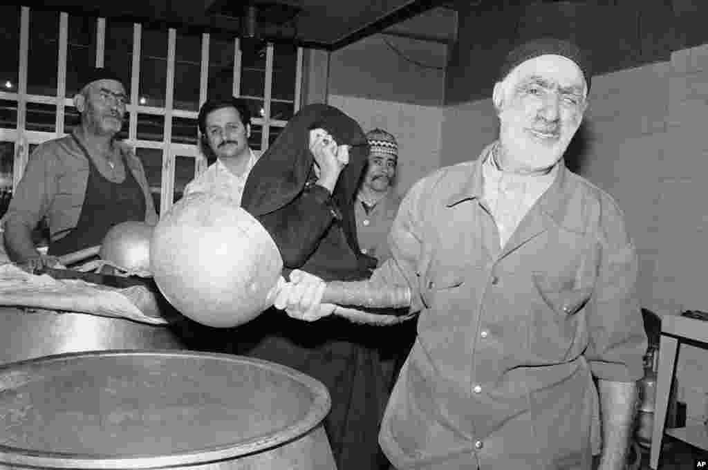 علی خان، آشپز ۶۷ ساله در مدرسه علوی. از روزی که آیت الله خمینی به ایران برگردد، در این مدرسه مستقر می شود و علی خان آشپزباشی وی خواهد بود - تهران، ۱۱ بهمن ۱۳۵۷