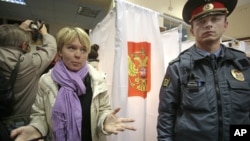 Евгения Чирикова на одном из избирательных участков в Химках. Московская область, 14 октября 2012 года