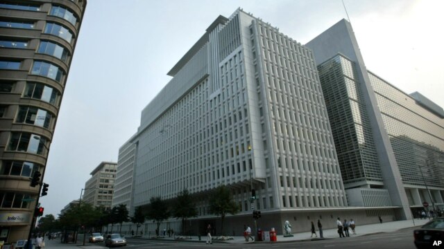 El Banco Mundial, con sede en Washington, dice que la mayoría de los "ninis" en América Latina son mujeres.

 