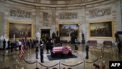 Presiden AS Donald Trump dan Ibu Negara Melania Trump memberikan penghormatan terakhir bagi Presiden George HW Bush saat disemayamkan di Rotunda Gedung Capitol, Washington, D.C., 3 Desember 2018.