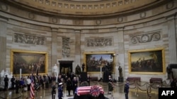 El presidente de los Estados Unidos, Donald Trump, y la primera dama, Melania Trump, presentaron sus respetos al ex presidente de Estados Unidos, George H. W. Bush, en el Capitolio.