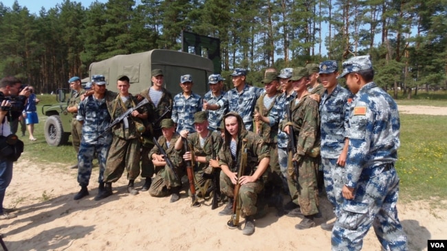 2015年在梁赞州俄罗斯举办的军事比赛活动中，俄罗斯与中国空降兵在一起。 （美国之音白桦拍摄）