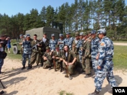 2015年在梁赞州俄罗斯举办的军事比赛活动中，俄罗斯与中国空降兵在一起。 （美国之音白桦拍摄）