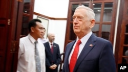 El secretario de Defensa de EE.UU. Jim Mattis llega a una reunión internacional en Vietnam, el 16 de octubre del 2016. 