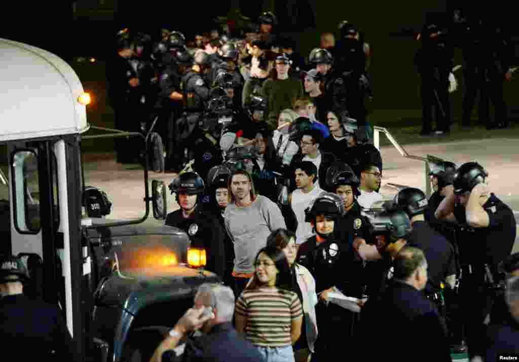 Polisi menahan para demonstran anti-Donald Trump pada aksi protes di Los Angeles, California.