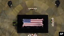 Upacara penghormatan terakhir kepada Senator Inouye di Capitol Rotunda, Washington (20/12). (AP)