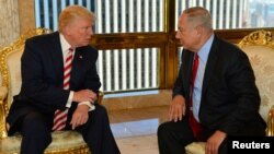 도널드 트럼프(왼쪽) 미국 대통령이 대선 후보 시절인 지난해 9월 뉴욕에서 베냐민 네타냐후 이스라엘 총리와 환담하고 있다. 