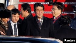 PM Jepang Shinzo Abe (tengah) saat tiba di pangkalan AU Andrews dekat Washington (21/2). 