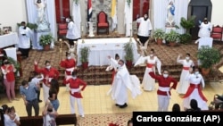 Sergio Valverde Espinoza, sacerdote católico de la Iglesia Cristo Rey, quien cambió una canción popular llamada "Sopa de caracol" o sopa de caracol en inglés, cantando y bailando en San José, Costa Rica, el domingo 2 de mayo de 2021.