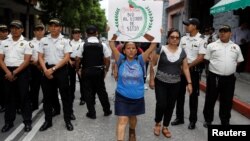 El estado de sitio, suspende las garantías constitucionales como la libertad de tránsito y el porte de armas de fuego, conlleva también un toque de queda nocturno y restringe el derecho a manifestarse y efectuar grandes concentraciones.