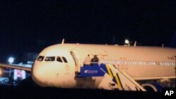 Pesawat penumpang Airbus A320 milik maskapai penerbangan Syrian Air dipaksa mendarat di bandara Ankara, Turki (10/10). Pemerintah Rusia menuntut penjelasan Turki terkait peristiwa yang dianggap membahayakan 17 penumpang Rusia yang juga berada dalam pesawat tersebut.